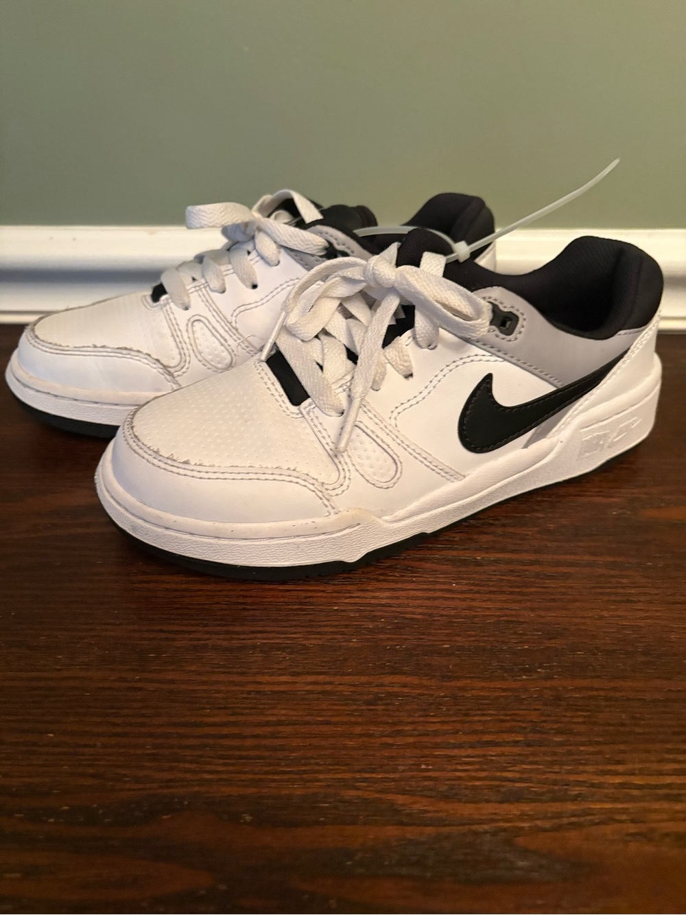 Nike White Black Athletic Shoes Boys 2.5